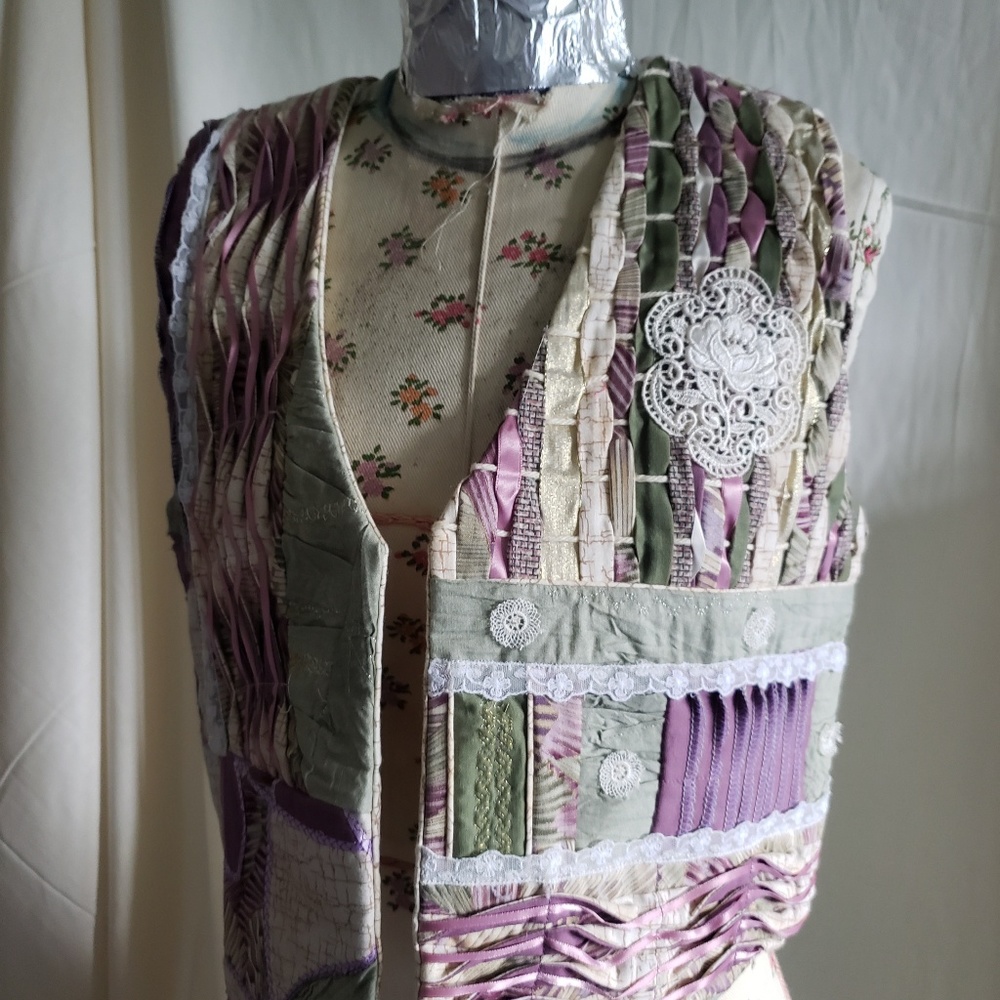 Textured vest - Picture 3 of 3